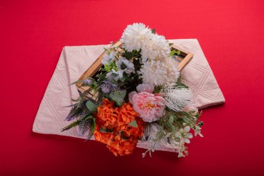 Kırmızı yüzeyde en az çiçek aranjmanı