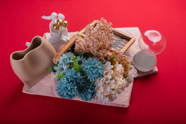 Kırmızı yüzeyde en az çiçek aranjmanı