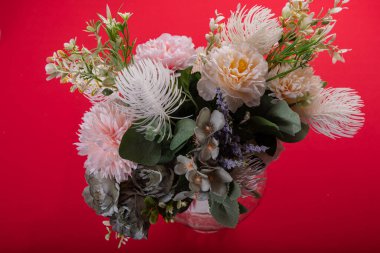 Kırmızı yüzeyde en az çiçek aranjmanı