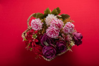 Kırmızı yüzeyde en az çiçek aranjmanı