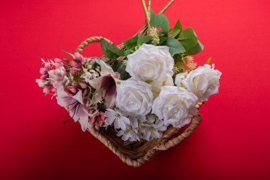 Kırmızı yüzeyde en az çiçek aranjmanı