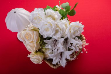 Kırmızı yüzeyde en az çiçek aranjmanı