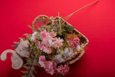 Kırmızı yüzeyde en az çiçek aranjmanı