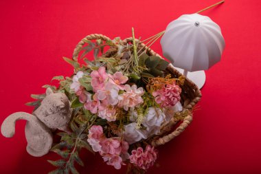 Kırmızı yüzeyde en az çiçek aranjmanı