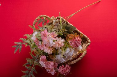 Kırmızı yüzeyde en az çiçek aranjmanı