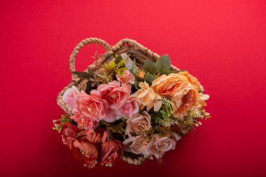 Kırmızı yüzeyde en az çiçek aranjmanı