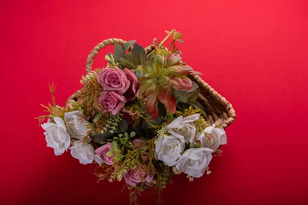 Kırmızı yüzeyde en az çiçek aranjmanı