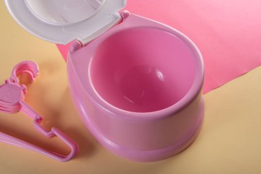 Pembe plastik bebek koleksiyonu.