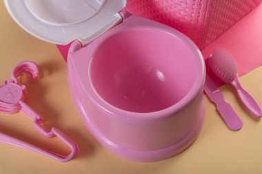 Pembe plastik bebek koleksiyonu.