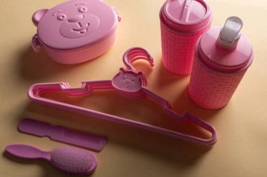 Pembe plastik bebek koleksiyonu.