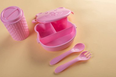 Pembe plastik bebek koleksiyonu.