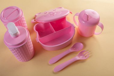 Pembe plastik bebek koleksiyonu.