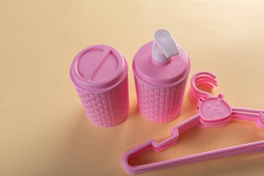 Pembe plastik bebek koleksiyonu.