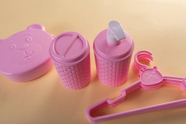 Pembe plastik bebek koleksiyonu.