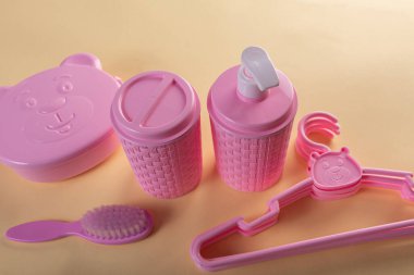 Pembe plastik bebek koleksiyonu.