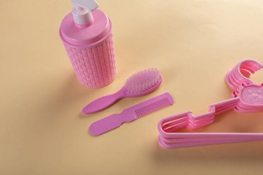 Pembe plastik bebek koleksiyonu.