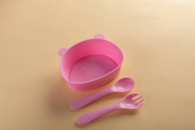 Pembe plastik bebek koleksiyonu.