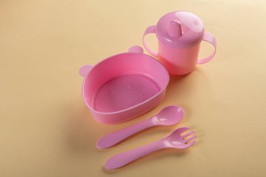 Pembe plastik bebek koleksiyonu.