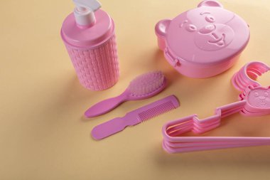 Pembe plastik bebek koleksiyonu.