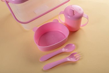 Pembe plastik bebek koleksiyonu.