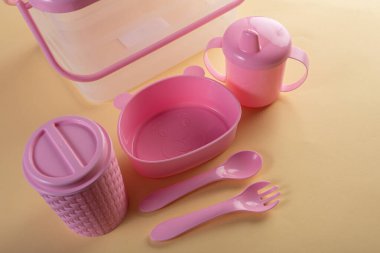 Pembe plastik bebek koleksiyonu.