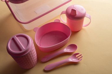 Pembe plastik bebek koleksiyonu.