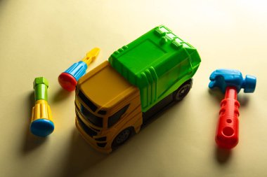 Sarı arka planda renkli oyuncaklar