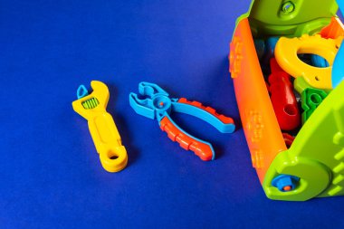 Mavi arka planda renkli oyuncaklar