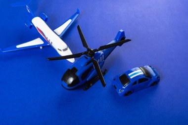 Mavi arka planda renkli oyuncaklar