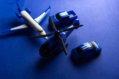 Mavi arka planda renkli oyuncaklar