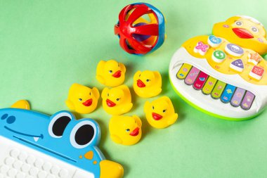 Yeşil arka planda renkli oyuncaklar