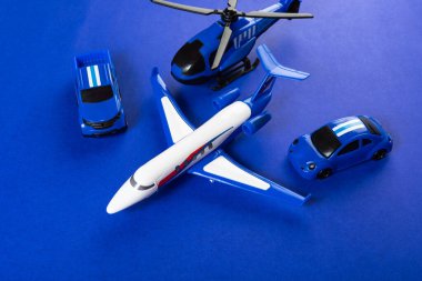 Mavi arka planda renkli oyuncaklar