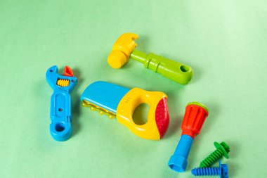 Yeşil arka planda renkli oyuncaklar