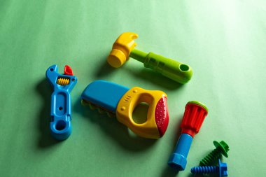 Yeşil arka planda renkli oyuncaklar