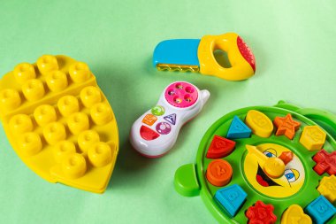 Yeşil arka planda renkli oyuncaklar
