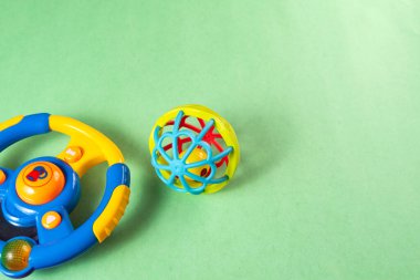 Yeşil arka planda renkli oyuncaklar