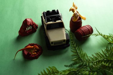 Yeşil arka planda renkli oyuncaklar