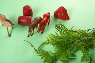 Yeşil arka planda renkli oyuncaklar