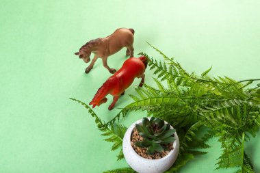 Yeşil arka planda renkli oyuncaklar