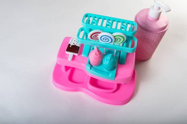 Beyaz arka planda renkli oyuncaklar