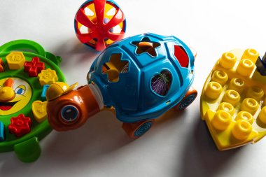 Beyaz arka planda renkli oyuncaklar