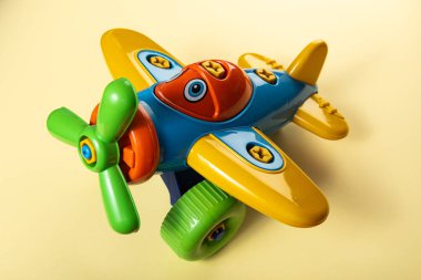 Sarı arka planda renkli oyuncaklar