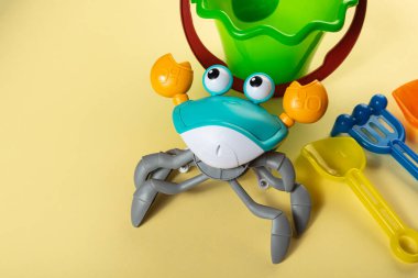 Sarı arka planda renkli oyuncaklar