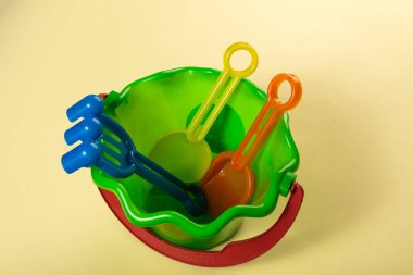 Sarı arka planda renkli oyuncaklar