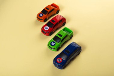 Sarı arka planda renkli oyuncaklar