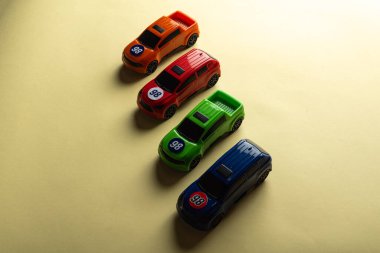 Sarı arka planda renkli oyuncaklar