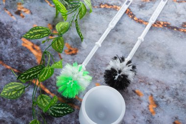 Koyu mermer arkaplana yerleştirilmiş çamaşırhane araçları