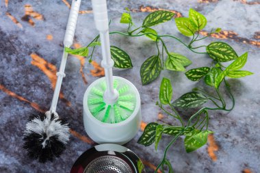 Koyu mermer arkaplana yerleştirilmiş çamaşırhane araçları