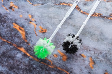 Koyu mermer arkaplana yerleştirilmiş çamaşırhane araçları