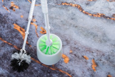 Koyu mermer arkaplana yerleştirilmiş çamaşırhane araçları